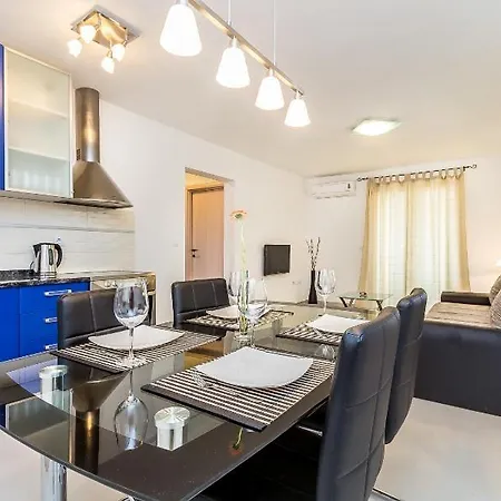 Apartment In With Loggia, Air Conditioning, Wifi, Washing Machine 3613-1